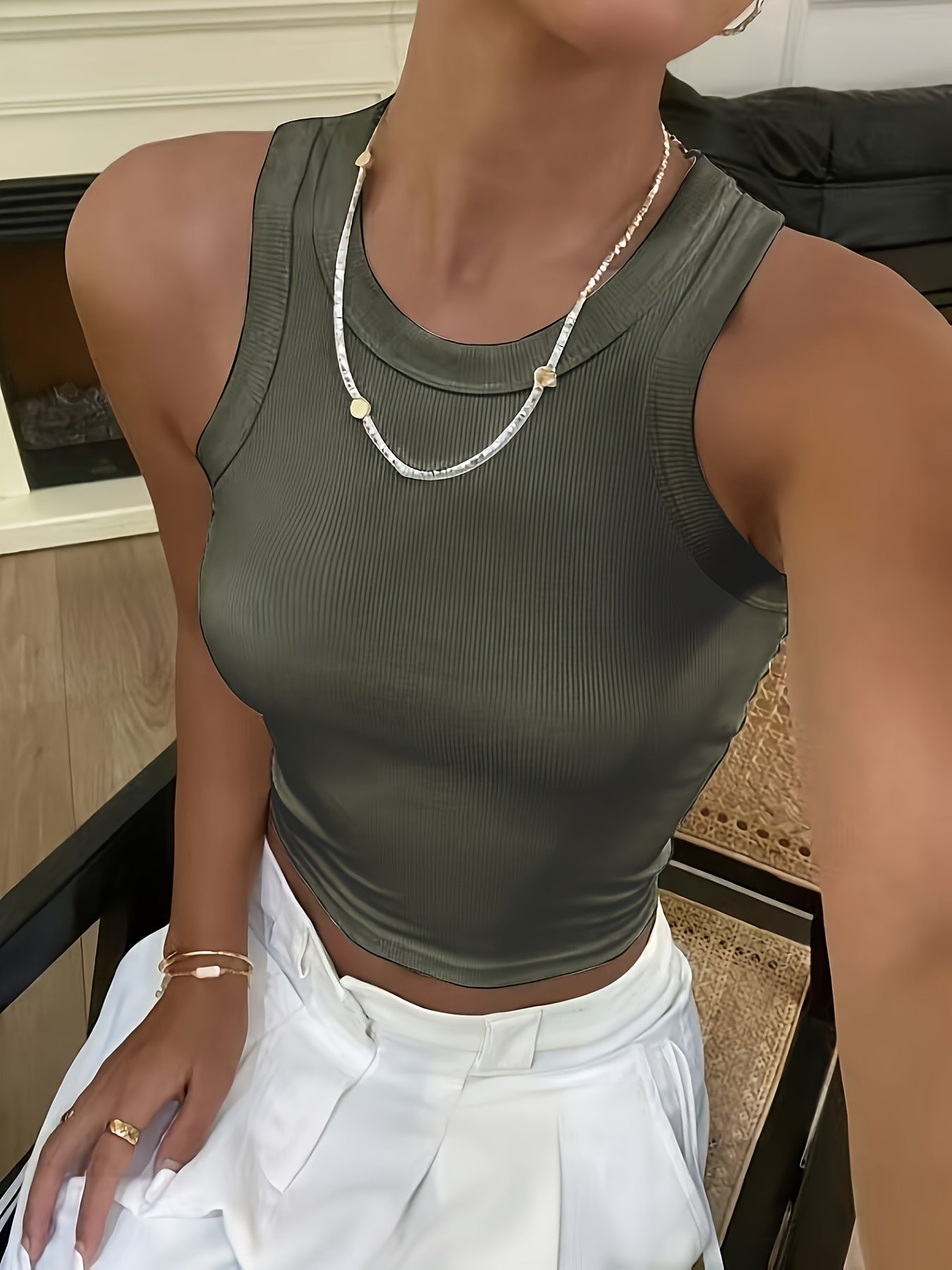 Esme | Weiße Damen Crop-Top ohne Ärmel aus dehnbarem Stoff