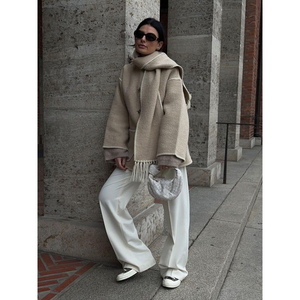 Sia | Kort jakke til kvinder med forskellige tørklæder til vinter og efterår-Sia | Veste Courte pour Femmes avec Écharpe Assortie pour l’Hiver et l’Automne - €37-Bentzen Butik