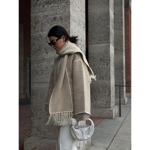 Sia | Kort jakke til kvinder med forskellige tørklæder til vinter og efterår-Sia | Veste Courte pour Femmes avec Écharpe Assortie pour l’Hiver et l’Automne - €37-Bentzen Butik