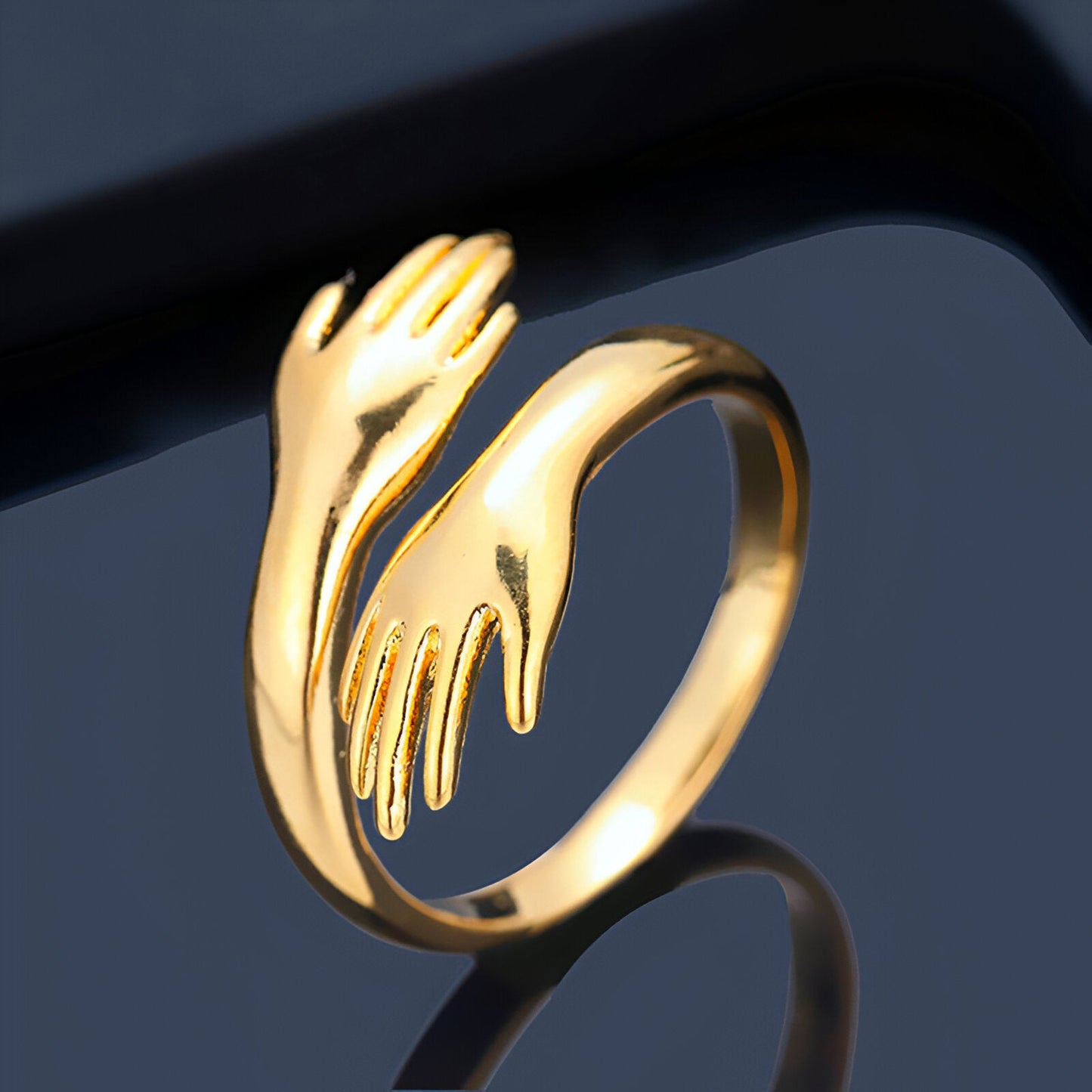 Eternal Ring | Ring mit umarmenden Händen-Gold-Verstellbar (Einheitsgröße)-Becker Boutique