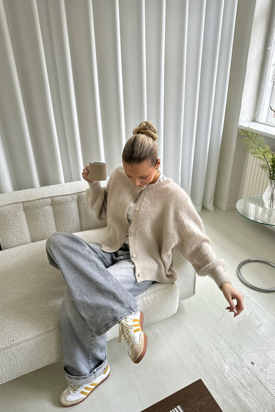 Vogue | Klassische Weste Damen mit Knöpfen – Strickdesign mit langen Ärmeln
