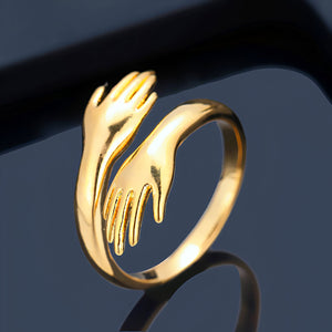 Eternal Ring | Ring mit umarmenden Händen-Gold-Verstellbar (Einheitsgröße)-Becker Boutique